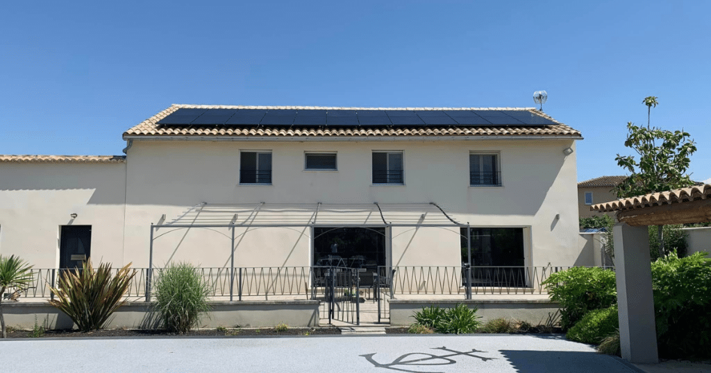 Chantier d'installation de panneaux solaires à Arles (13)